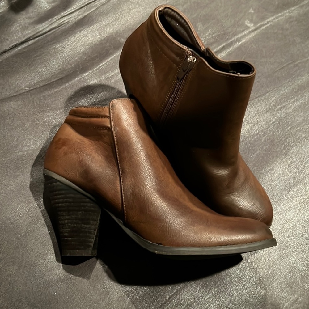 Mia size 9 boots